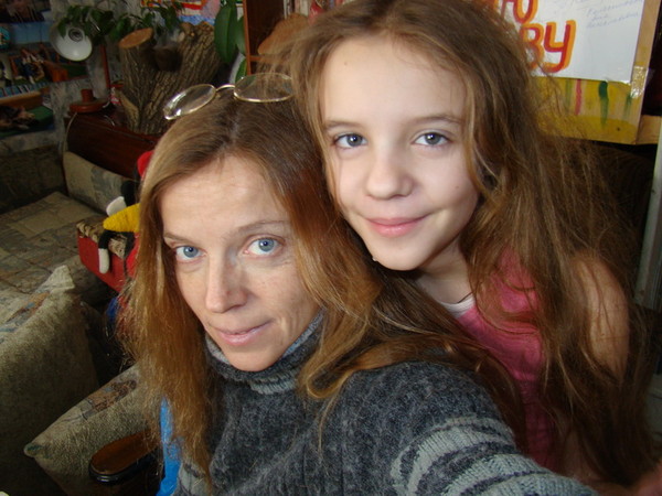DSC09307 я - Анна Колесникова со своей дочкой Олькой дома 08.02.2011
